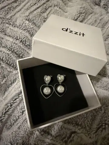 d'zzit 하트 모양 실버 귀걸이