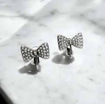 SWAROVSKI 귀찌 리본 모티브 레어템