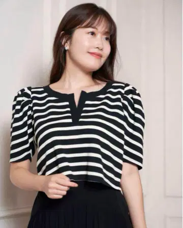 생루이 스트라이프 톱 그녀의 입술에