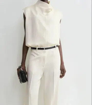 toteme 정가 9만 이상 SLEEVELESS FUNNEL-NECK