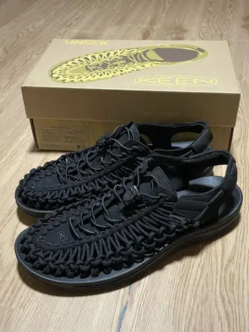 새상품급 KEEN 블랙 유니크 샌들