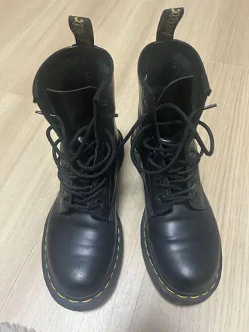 Dr. Martens 블랙 JADON 8홀 부츠