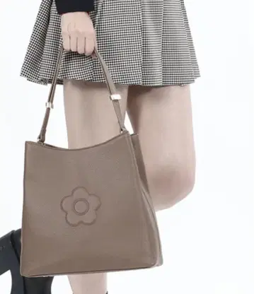 [새상품급] MARY QUANT 슈링크 데이지 엠보싱 토트 원 숄더
