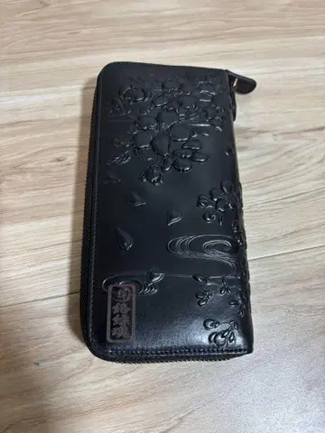 카라쿠리타마시 유수 벚꽃 엠보싱 가공 소가죽 라운드 지퍼 장지갑 블랙