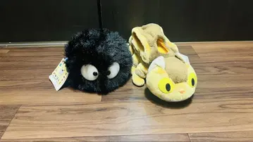 검은색 캐릭터와 슬리퍼형 봉제 인형 세트