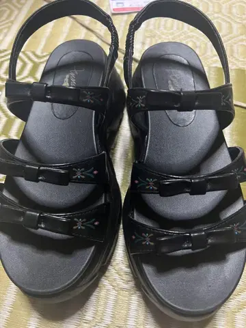 치하루 디즈니 샌들 블랙