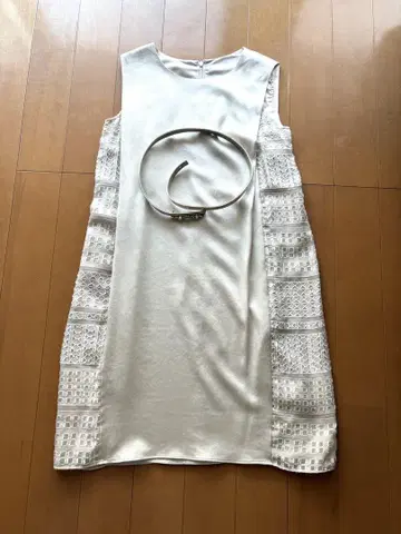 컨디션 최상 베이지 원피스 비쥬 벨트 포함 슬리브리스 원피스 M