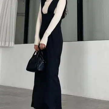 [Louere 루에레] 와이드 숄더 살로펫 스커트 블랙