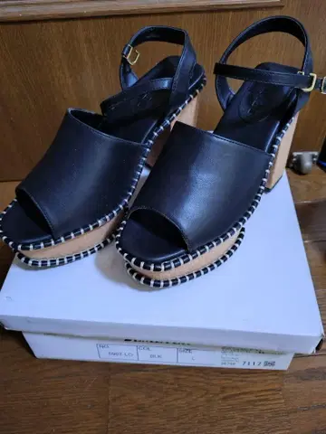 블랙 가죽 오픈토 통굽 샌들