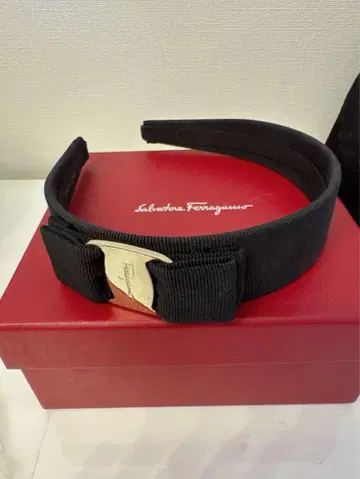 스테디셀러 Salvatore Ferragamo 리본 머리띠