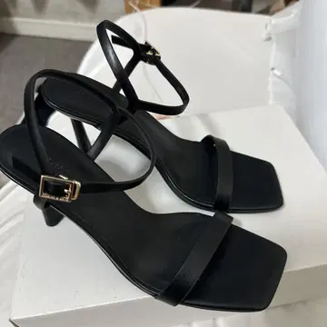 블랙 스트랩 샌들 약 6cm 힐