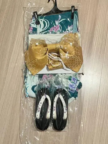 청록색 꽃무늬 유카타, 골드 컬러 오비, 일본 나막신 세트