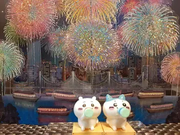 치이카와 (먼작귀) 미니 피규어와 깔끔한 불꽃놀이 배경 세트입니다.