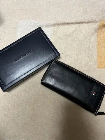 타미힐피거 블랙 가죽 장지갑