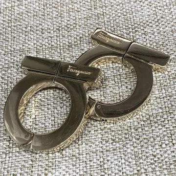 페라가모 귀찌 046M50