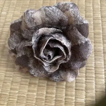 패브릭 소재의 꽃 모양 브로치 브라운 체크