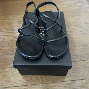 유나이티드 애로우즈 블랙 스트랩 샌들