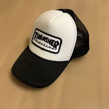 THRASHER 트래커 캡 화이트 블랙