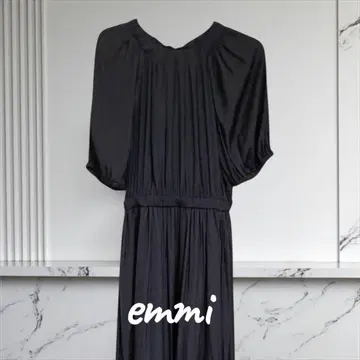 [새상품급] emmi 블랙 플리츠 원피스 등트임 등 리본