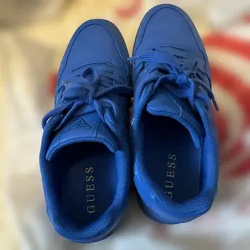 GUESS 스니커즈
