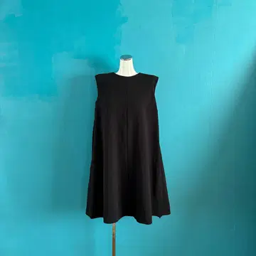 1565 FLICKA 프리카 블랙 슬리브리스 A 라인 원피스