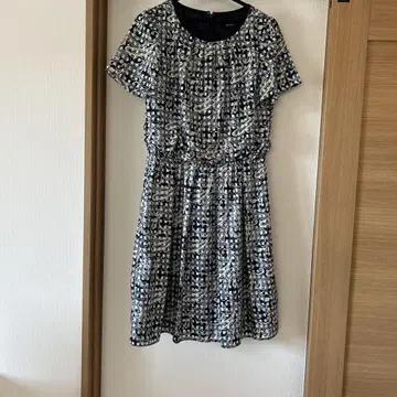 화이트 블랙 패턴 반팔 원피스