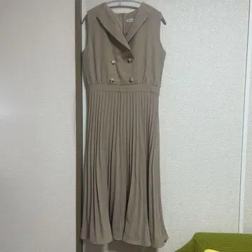 베이지 슬리브리스 플리츠 원피스