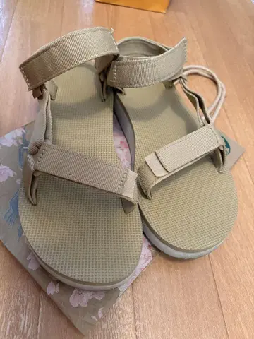 teva 베이지 스포츠 샌들 스트랩 포함