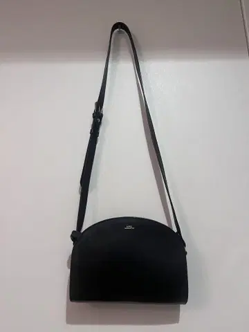 A.P.C. 하프문 숄더백 블랙