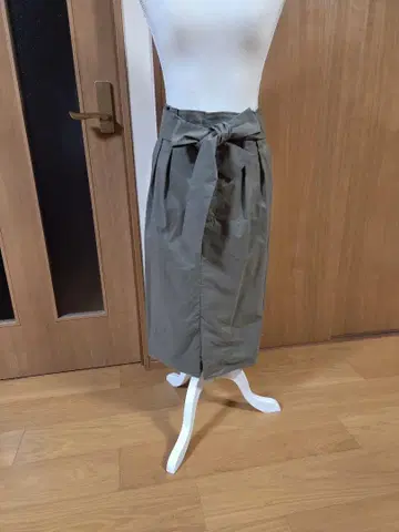 컨디션 최상 핑키&다이앤 펜슬형 타이트 스커트 카키