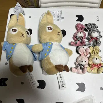 토끼 봉제 인형 2개와 키링 4개 세트
