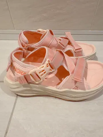 한정품 HOKA 핑크 스포츠 샌들 인피니 하이크 23.5cm
