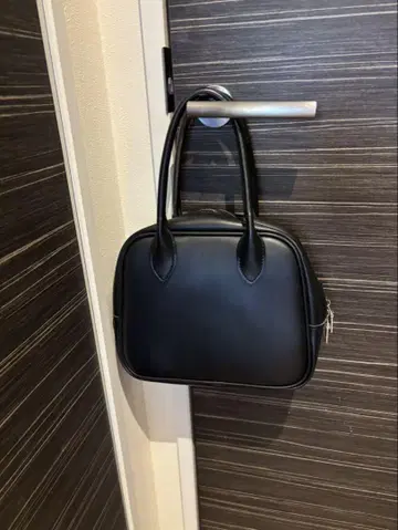블랙 핸드백 심플한 디자인