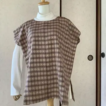 체크 무늬 반팔 상의 브라운 계열