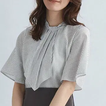 그린 레이블 스카프 타이 플레어 슬리브 블라우스