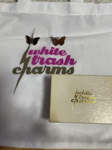 white trash charms 나비 링 귀걸이