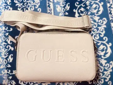 GUESS 엠보싱 로고 숄더백 베이지