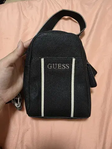 GUESS 바디백 블랙 스트라이프 디자인