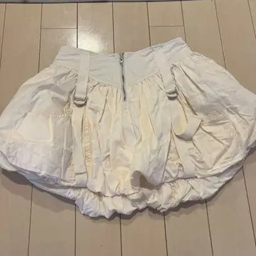 서스펜더가 달린 플레어 스커트 크림색
