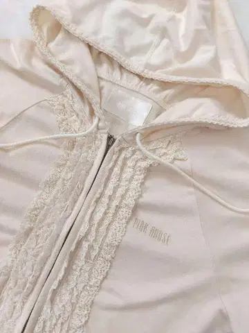PINK HOUSE 레이스가 잔뜩 로고 자수 후드티