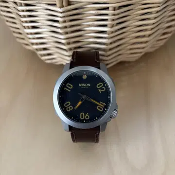 NIXON 아날로그 시계 브라운/블랙