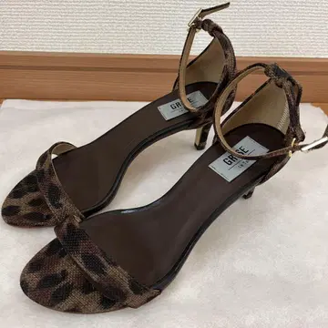 새상품급 르 탈론 그리 레오파드 무늬 앵클 스트랩 샌들