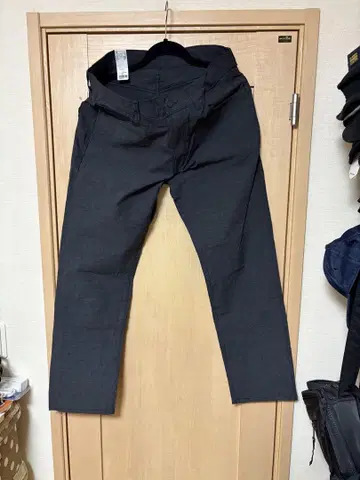 슬림 핏 다크 그레이 치노 팬츠