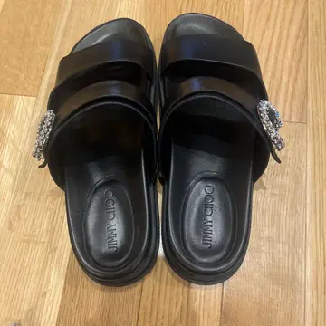 JIMMY CHOO 비쥬 장식 블랙 샌들