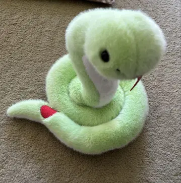 카운트다운 TV에서, 히로파가 목에 감고 있던 뱀 봉제 인형
