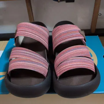 리게타 핑크 계열 스트랩 샌들
