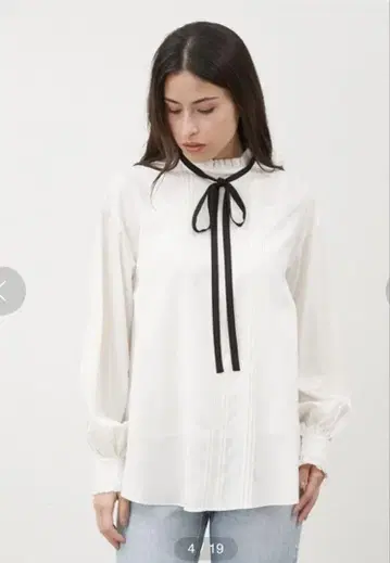 프릴 스탠드 칼라 턱 블라우스