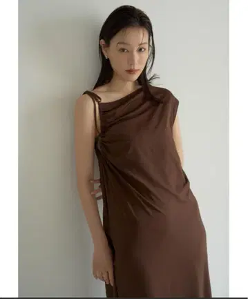 emmi 비대칭 컷 원피스