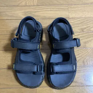 Dr. Martens 블랙 샌들