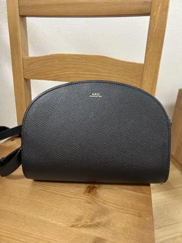 A.P.C. 블랙 가죽 숄더백